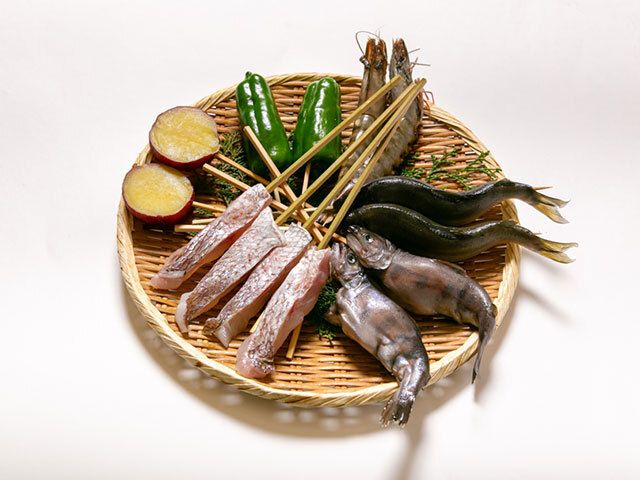 [Otome-yaki] Enjoy our proud Fukufuku Tofu Hot Pot, grilled sweetfish skewers, and other dishes cooked over a hearth.