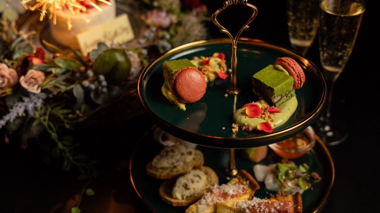 From March 19th [Light Anniversary Plan (Reservations only available at 5:00 PM or 5:30 PM)] Celebrate with a popular dinner afternoon and flower wreath cake from the Grand Menu. Includes a birthstone cocktail.