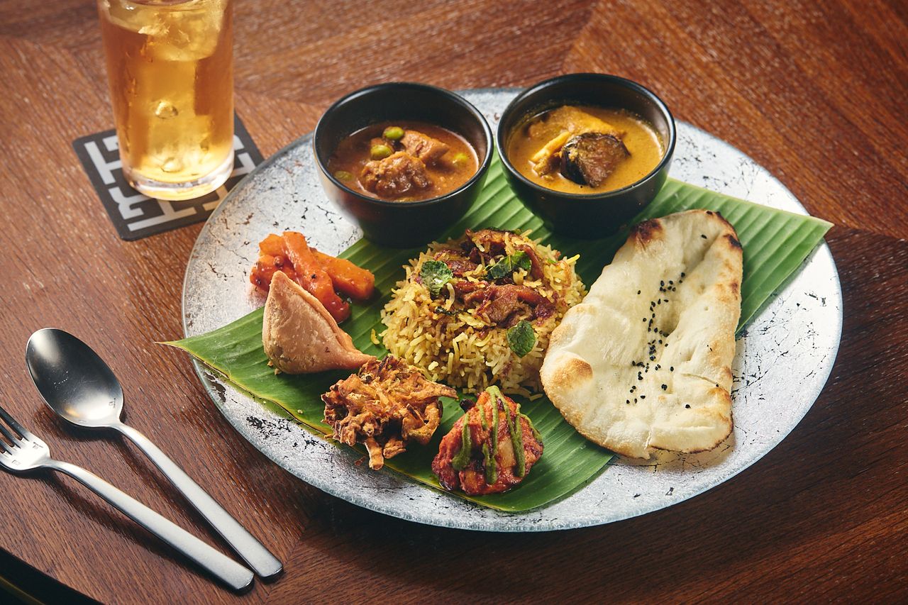 [SIGNATURE LUNCH (Non-Vegetarian): Assorted Appetizers + 2 Types of Curry & Biryani + Drink]