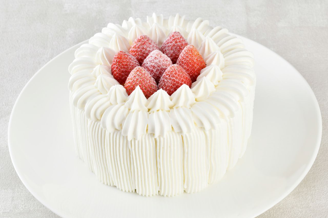 苺入り生クリームケーキ　6号（18㎝）