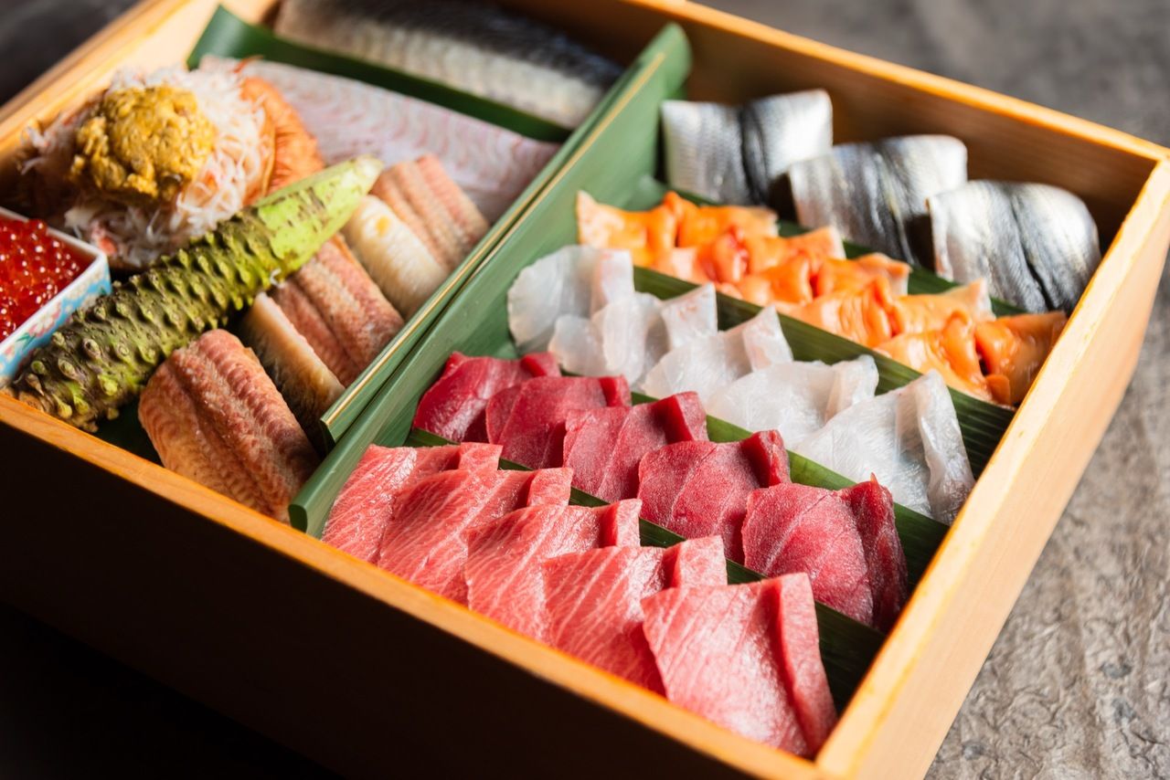 Chef's Omakase Course (free drink)