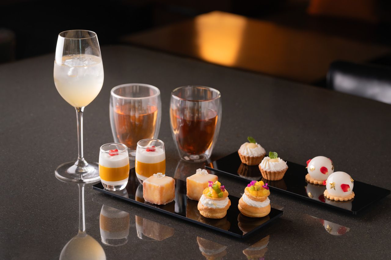＜weekend＞adee Seasonal Afternoon Tea & Live Music with a Glass of Champagne