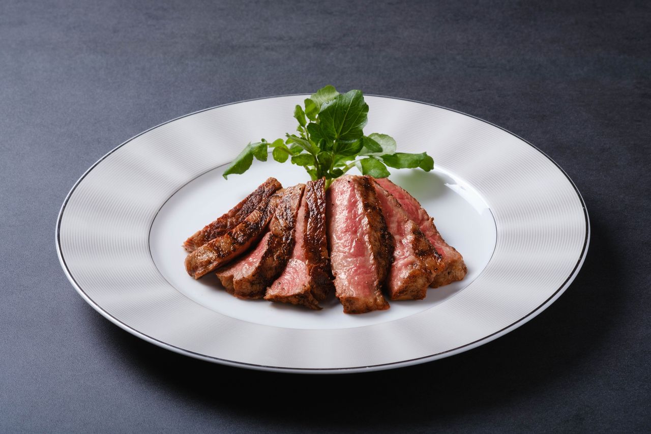 Okinawa-Wagyu-Rinderlendensteak mit luxuriöser Salatbar und Dessertbuffet.