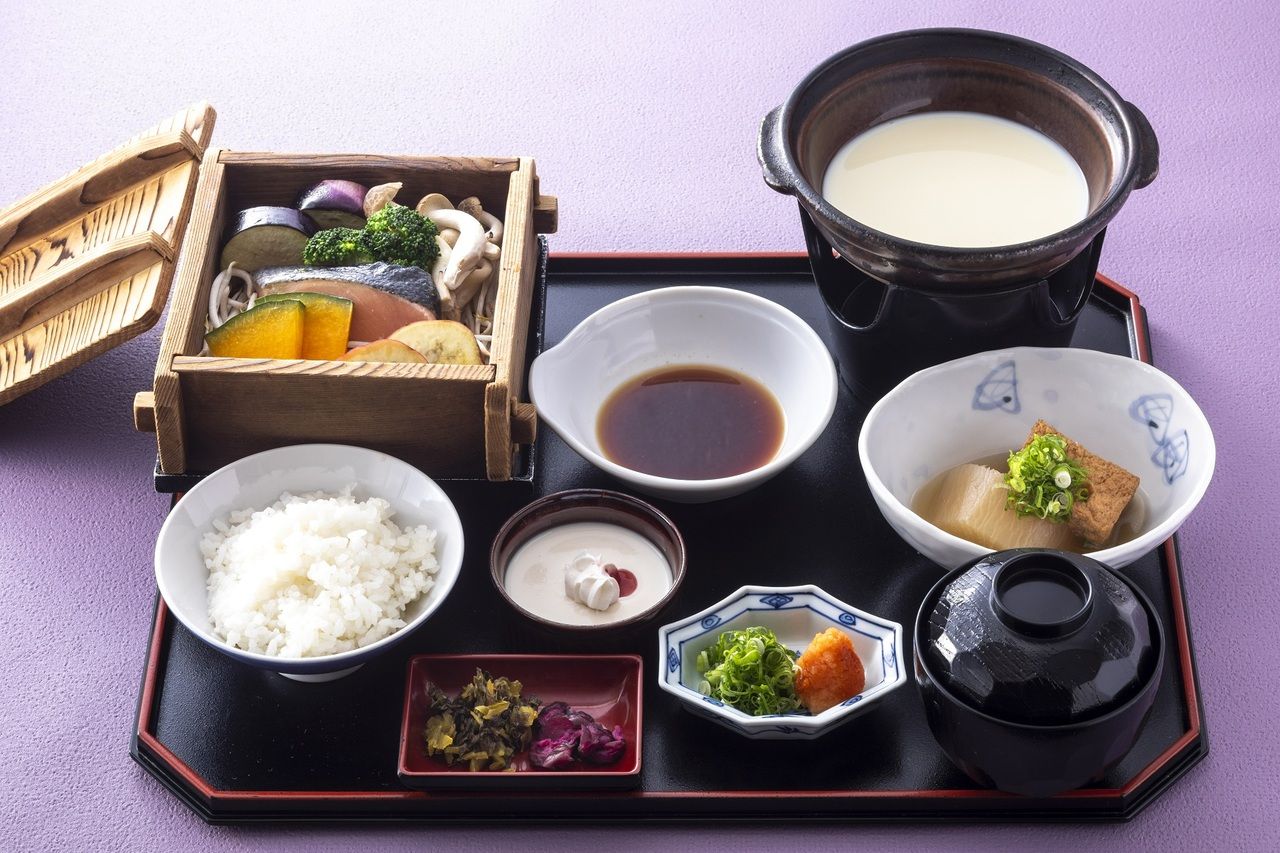 [9/19–11/20] Hikiage yuba and autumn salmon steamed in a seiro box meal
