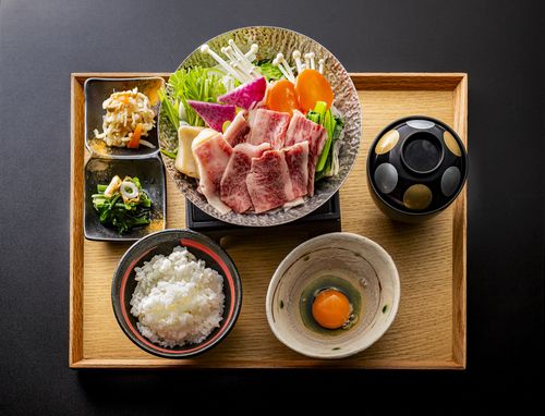 【限於午餐】以新鮮蔬菜搭配清淡風味的「神戶牛壽喜燒定食」★免費加量白飯