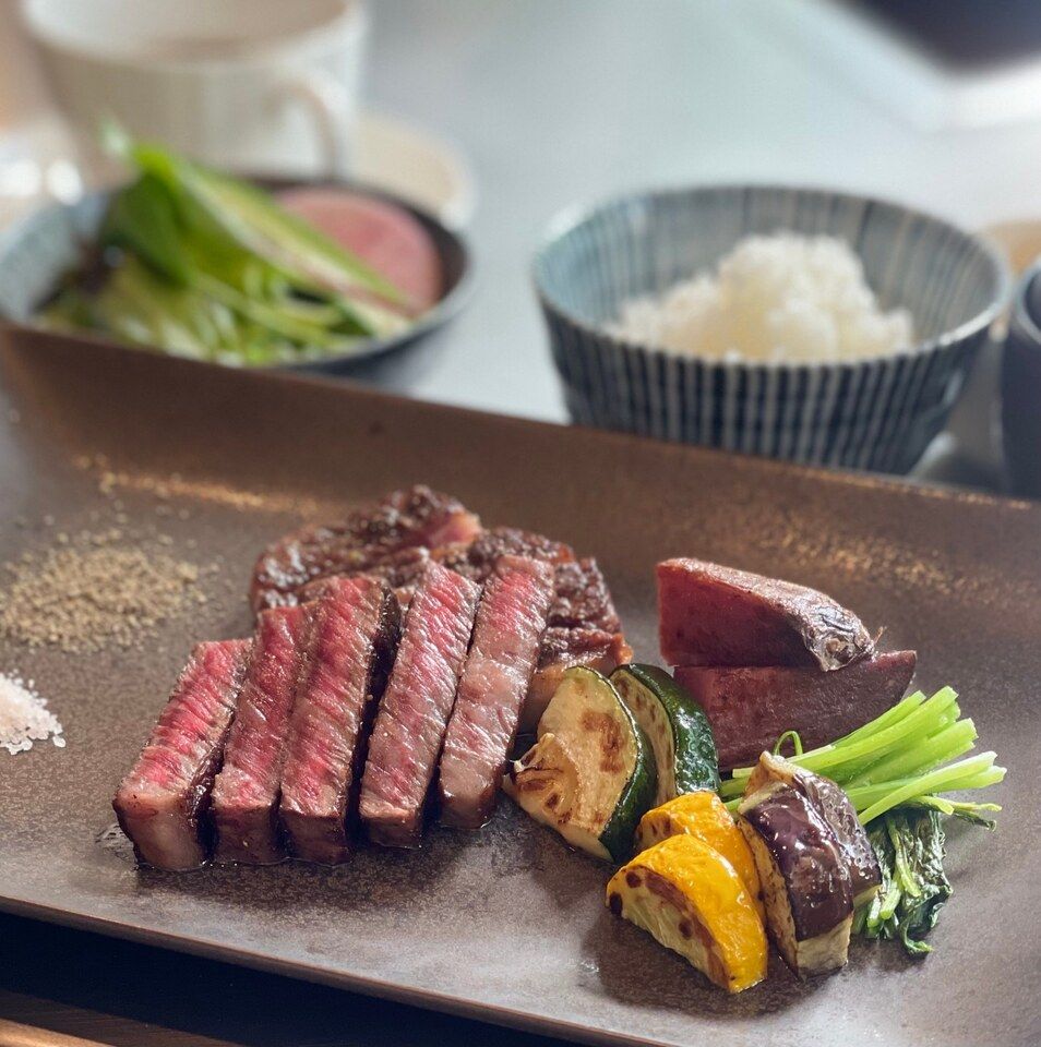 9月1日～10月31日まで！祝101周年【ランチ】大和の四季コース～秋～　秋の前菜、海老と黒舞茸、レモンバター醤油でお召上がり頂くノルウェーサーモンと根菜。お好みのステーキ　ガーリックライスにデザートも！