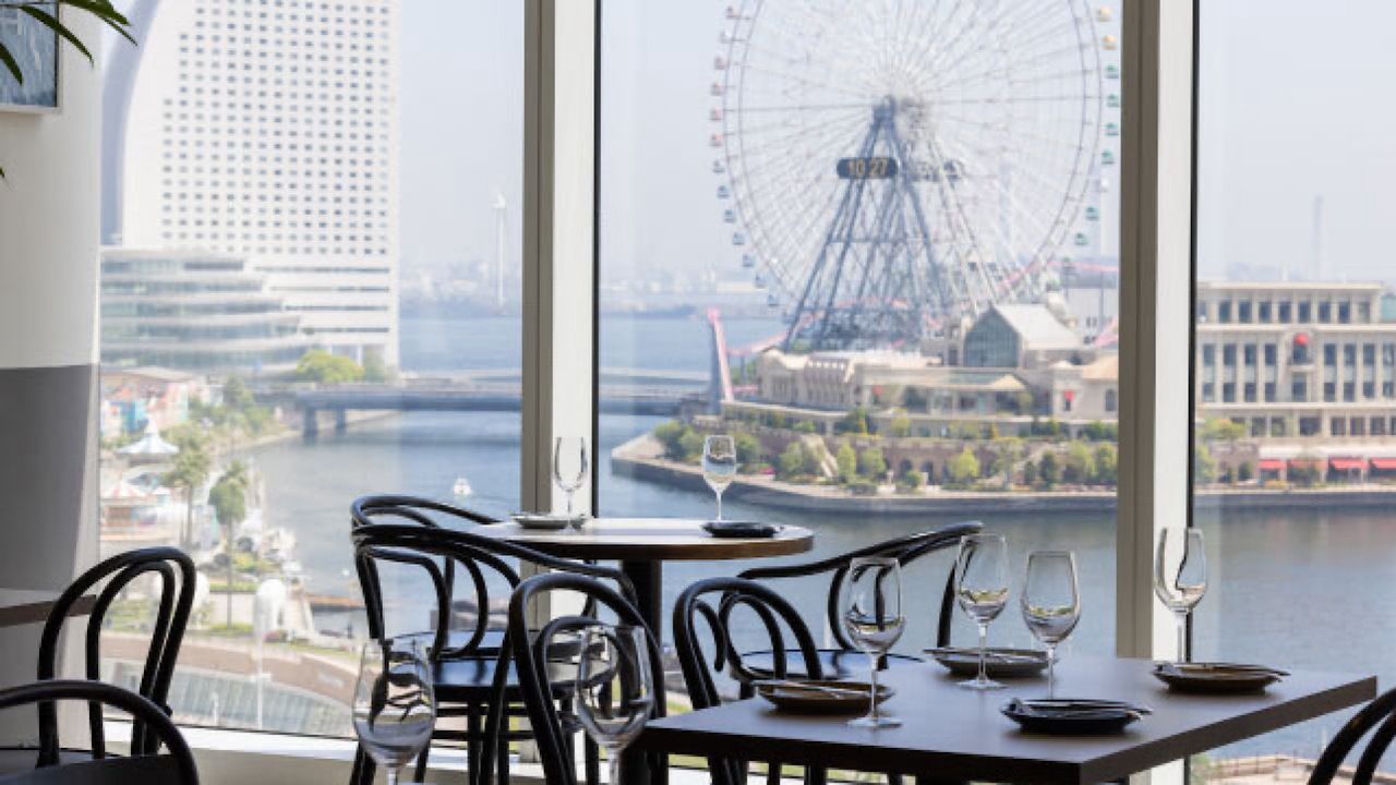 【990 yen per hour | All-you-can-drink at lunch】 Enjoy Sakuragaoka even more during the day. Sip drinks at your leisure in this stylish setting while taking in the view!