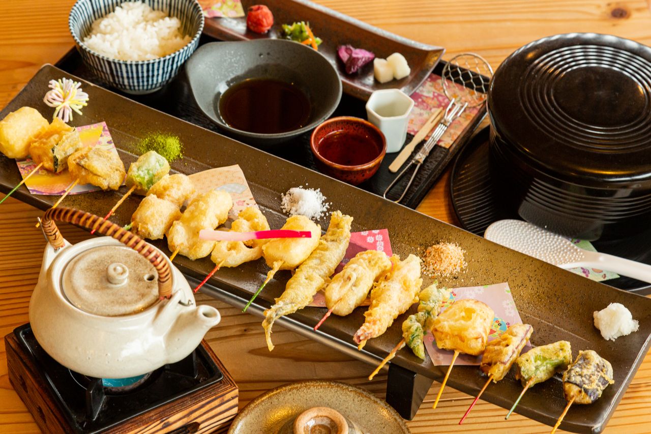 【1 drink included】Pot-steamed dish and assorted 16-kind mini tempura set