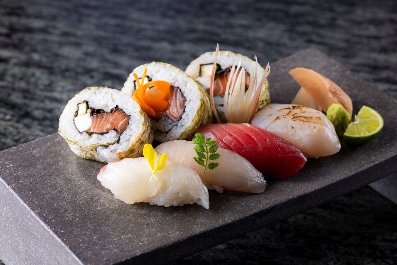 Assorted Sushi Platter+1 Glass of Veuve Clicquot