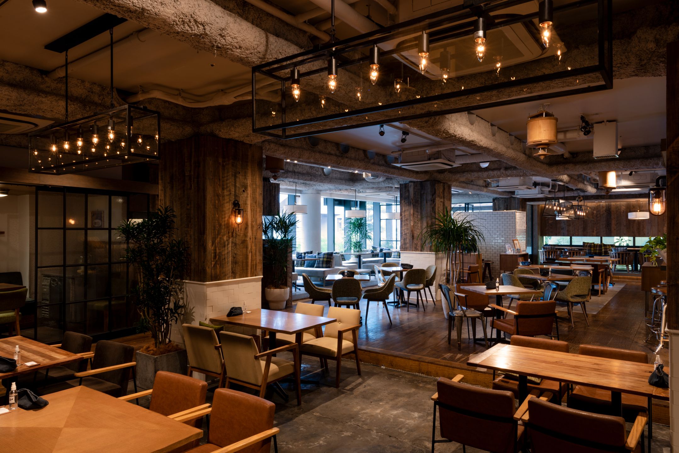 Cafe,Dining & Bar 104.5