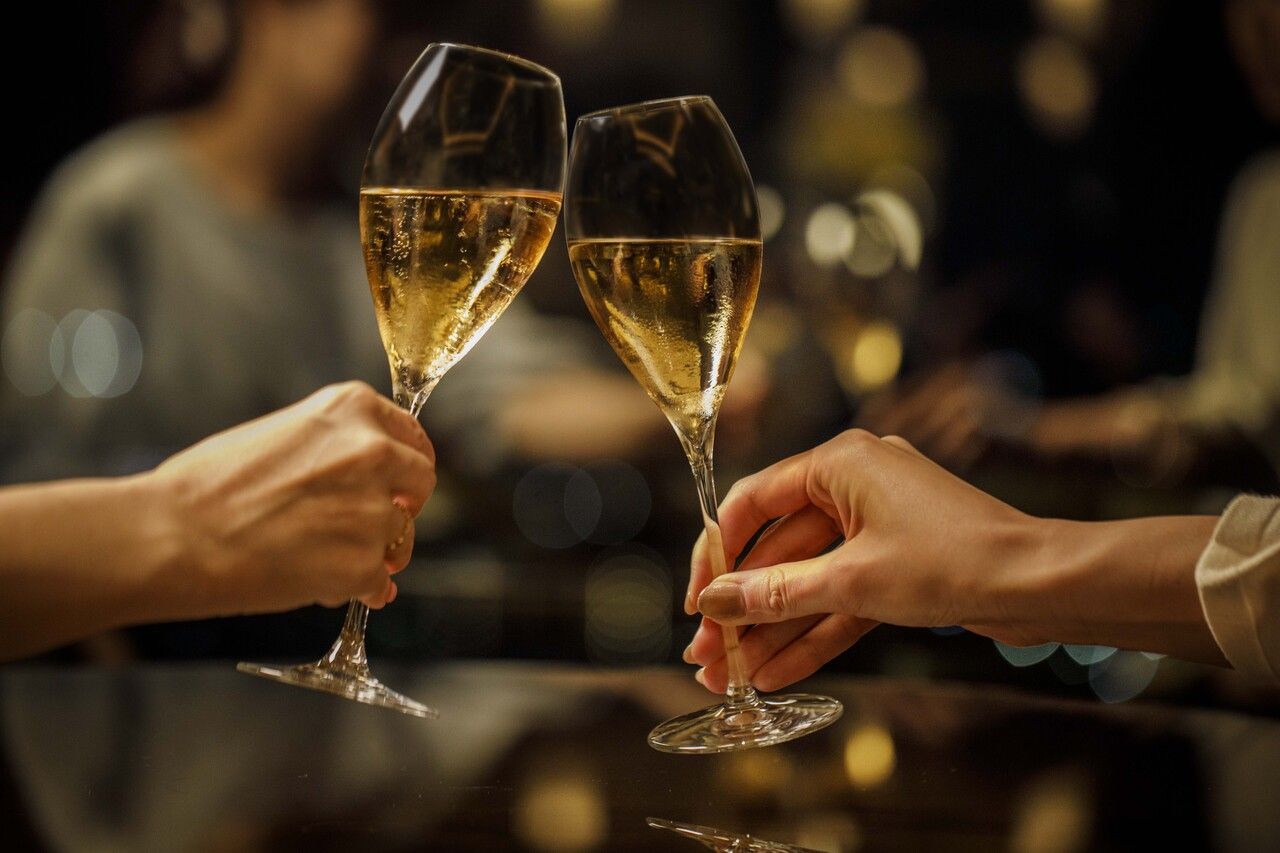 [Guaranteed Window Seat] Anniversary Plan (Includes 1 bottle of Moët Imperial + your choice of 2 bar foods)