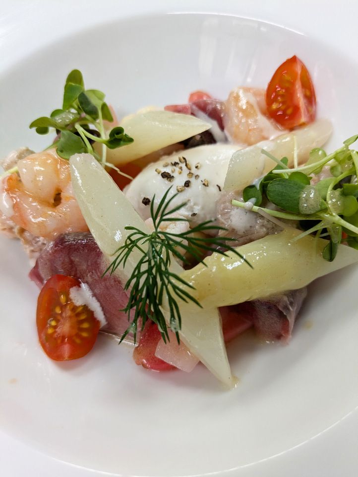 ランチタイム　フリードリンクとお魚料理とお肉料理のダブルメインラン