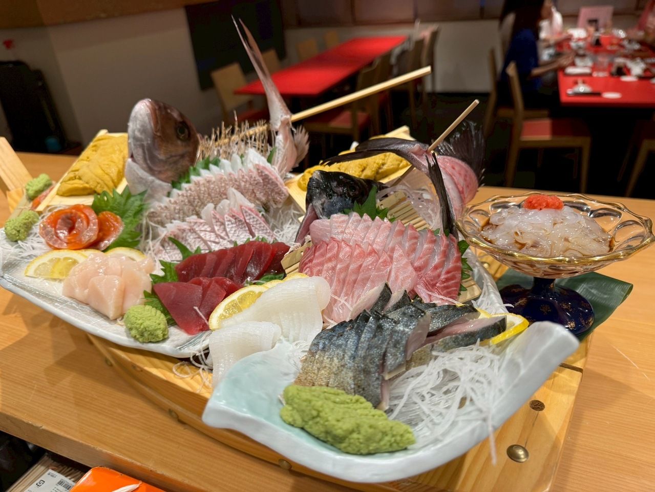 Assorted sashimi (slices of raw fish) for 4 people