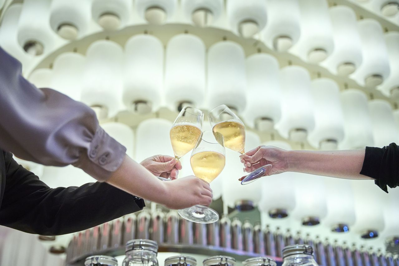 Champagne Night Free Flow Pan