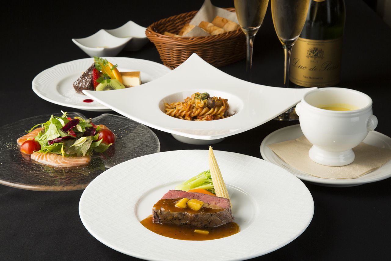 記念日プラン【AQUAコース】碧く輝く大水槽の煌びやかな熱帯魚を眺めながら優雅な時間を。メインはお好きな料理をチョイス！食材にこだわった料理は１人１皿ずつのフルコース仕立て　デザートにはメッセージを添えて5000円