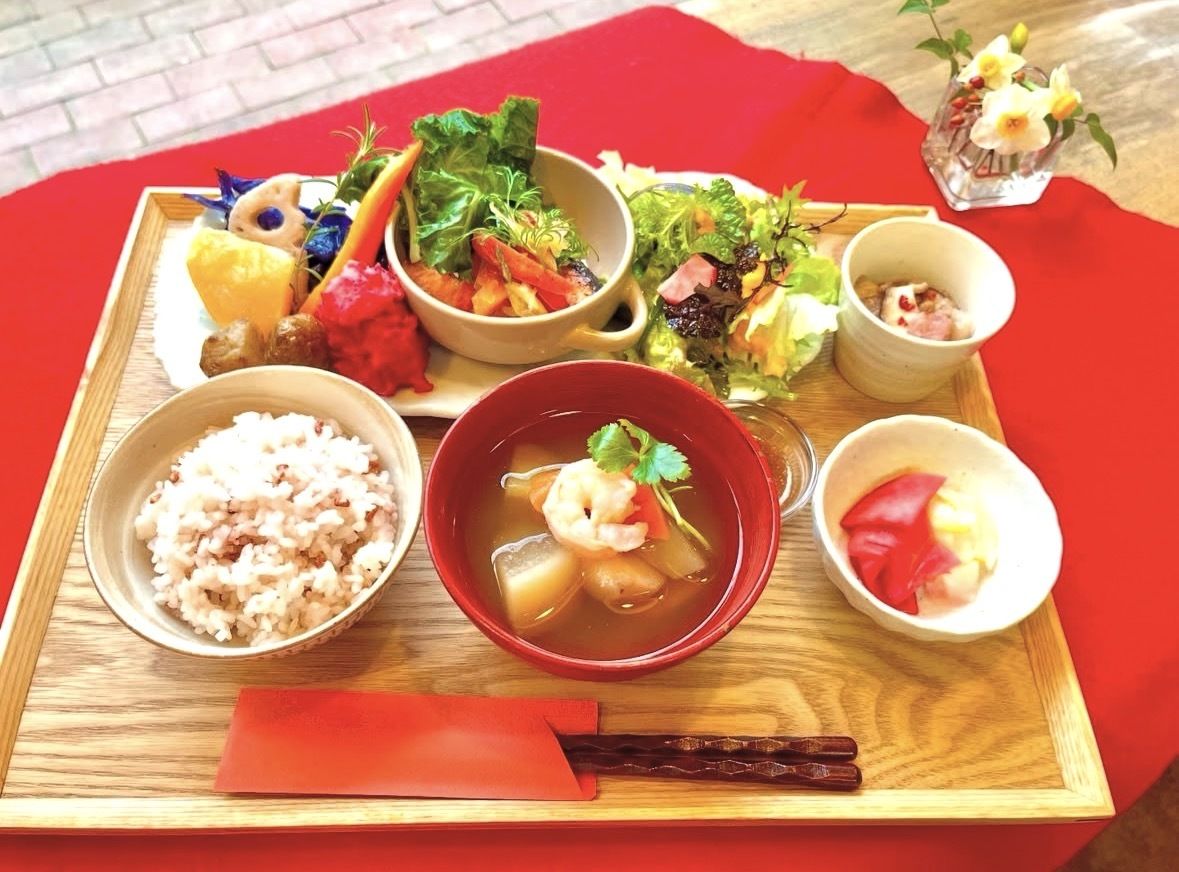 Lunch with plenty of seasonal vegetables