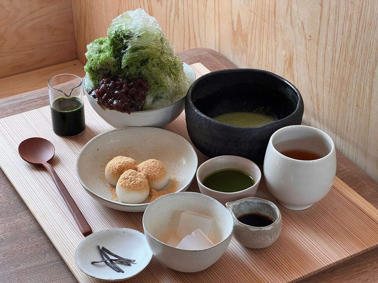 Shaved ice, a plate of shiratama (three balls), matcha green tea, mizu yokan (matcha green tea)