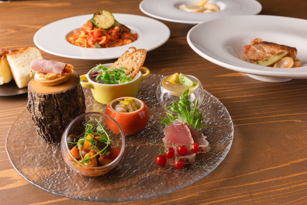 Five types of appetizers, pasta and a main dish course