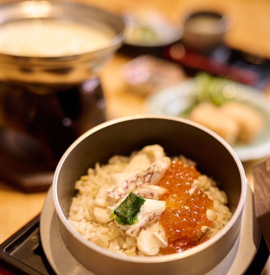 Sea bream rice lunch "Small pot of soy milk and tofu skin & sea bream rice with salmon roe" Saturdays, Sundays and holidays 2,600 yen (excluding tax)