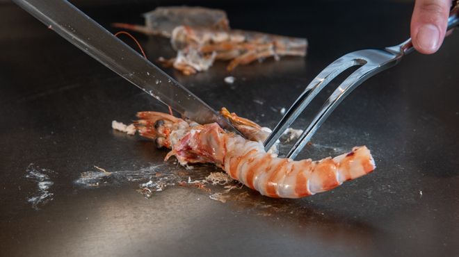 헤레스테이크와 해물 철판구이 (가리비 조개와 새우와 오늘 생선)