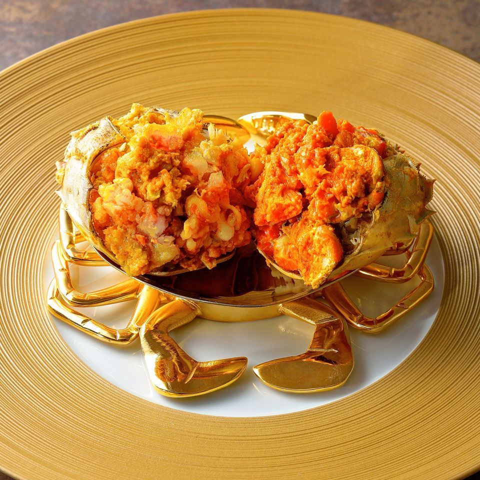 （午餐與晚餐）【雙隻上海蟹比拼套餐】整隻清蒸上海蟹！鮮味十足的雌蟹蟹黃、綿密深沉的雄蟹白子（shirako），再加上蟹肉的鮮美與蟹膏的甘甜——「W 上海蟹」，盡情享受鮮味極致。