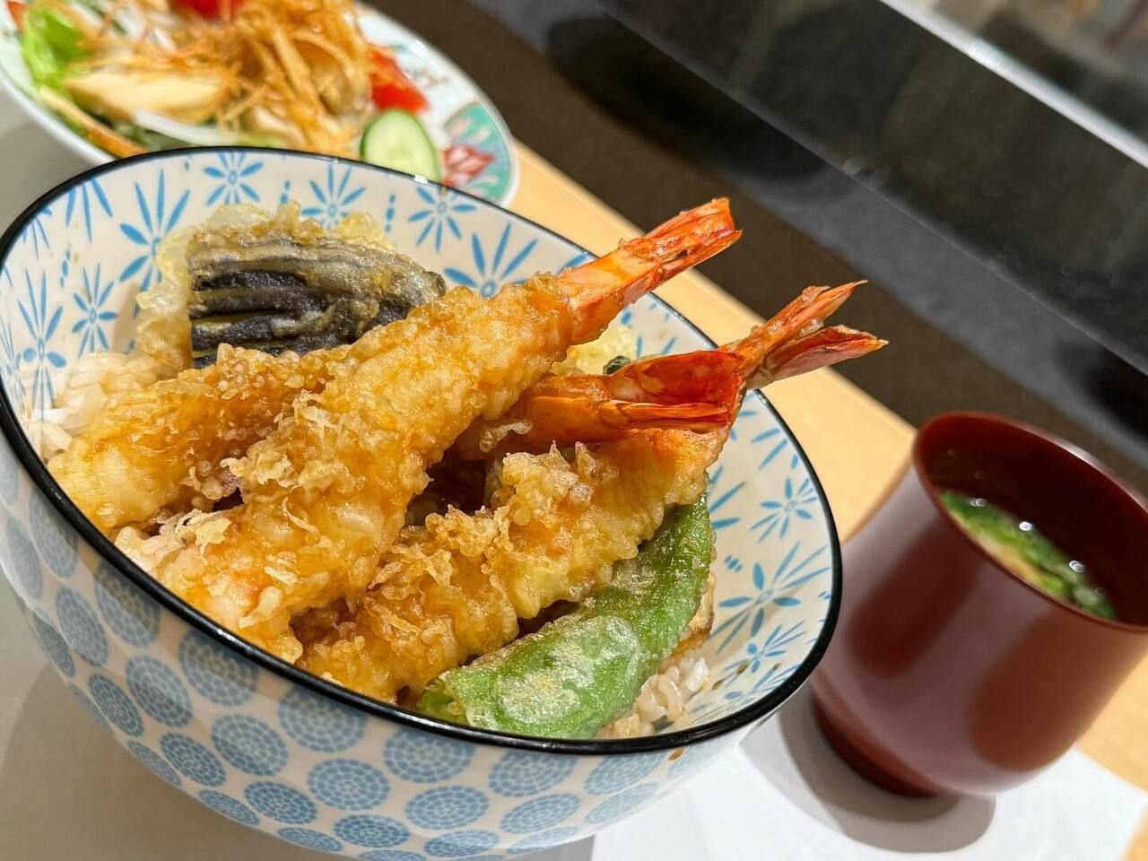 [Freshly fried tempura bowl]