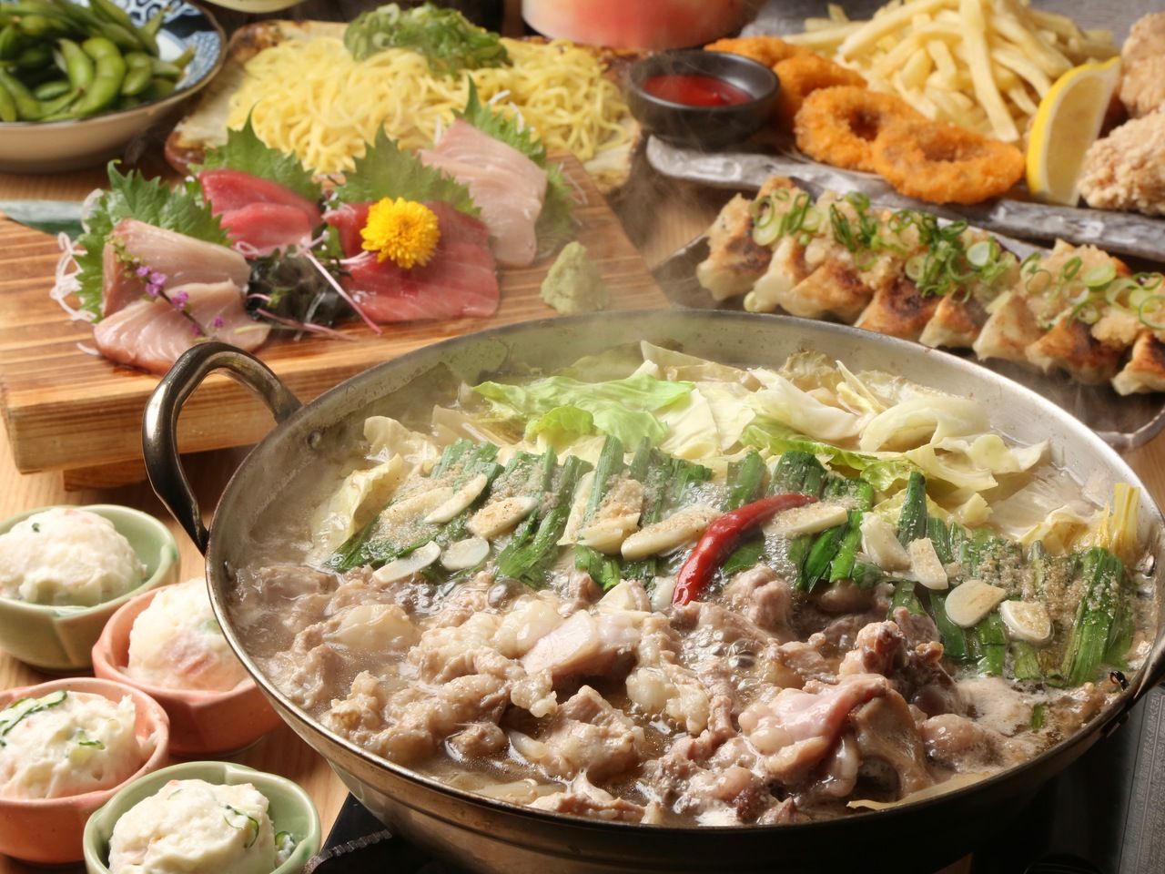 野菜大盛り牛もつ鍋が主役 刺身焼き揚げ物 定番宴会プラン 飲み放題付き全10品4500円 