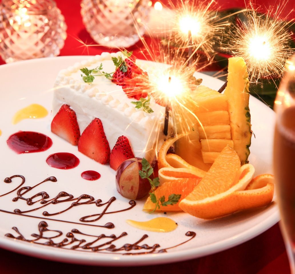 【休日Lunch】 乾杯スパークリング×鉄板粗挽きポークソーセージ×牛赤身肉グリルなど全9皿　4,500円(税込)