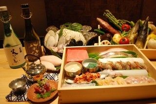 Dinner: A la carte plan with 4 dishes including our specialty sea urchin and blackthroat seaperch hand rolls, 11,000 yen (tax included)