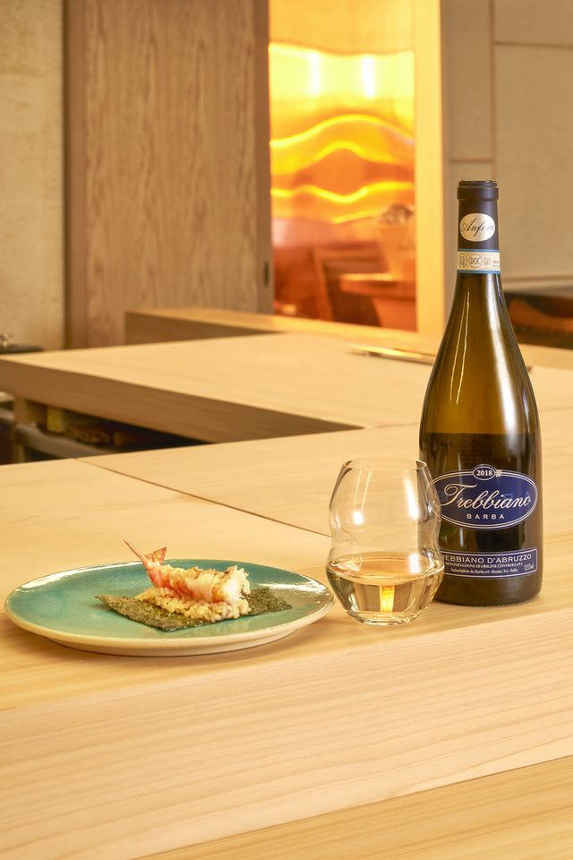 คอร์สที่เชฟเลือก + ไวน์จับคู่ 20,000 เยน (รวมภาษี)