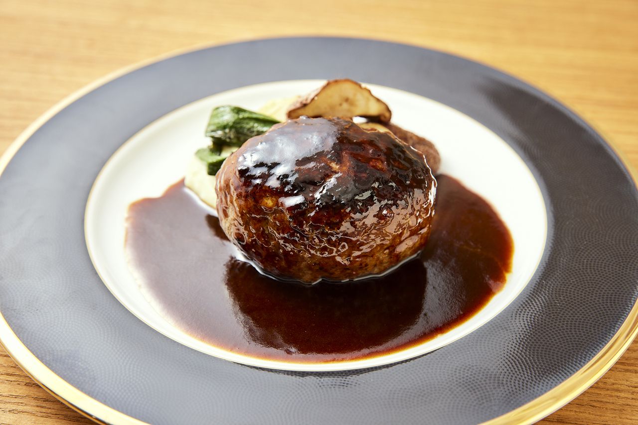 Western-style restaurant dinner course