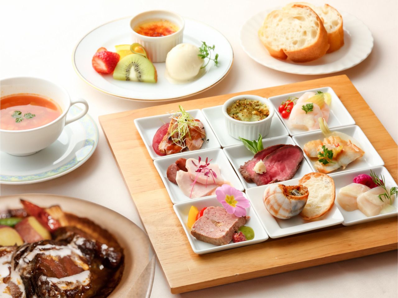 9 appetizers and a choice of main course (6,930 yen - 12,650 yen)
