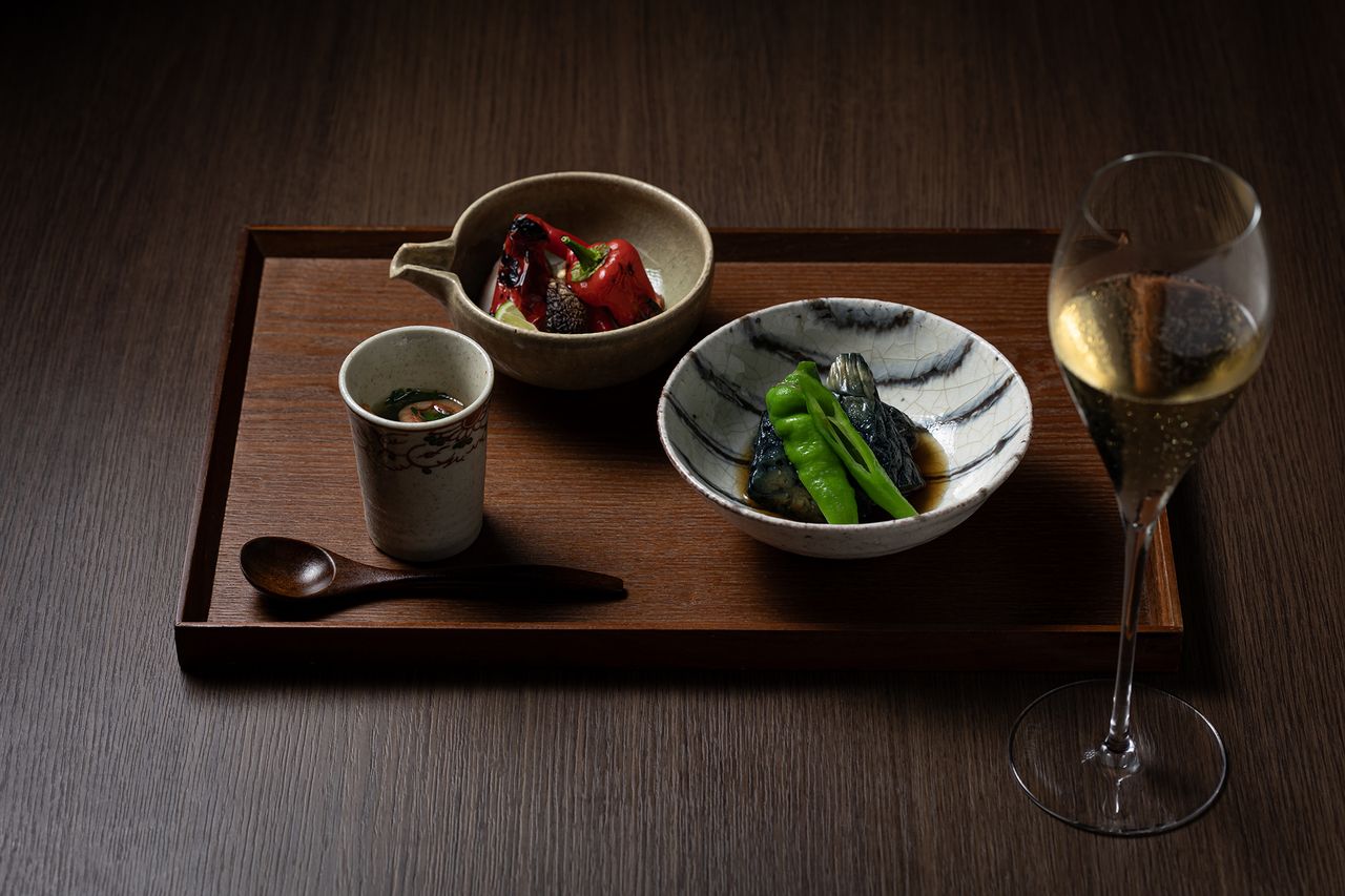 [Lunch] Course with a choice of side dish and main dish. The main dish can be chosen from grilled duck or assorted tempura.