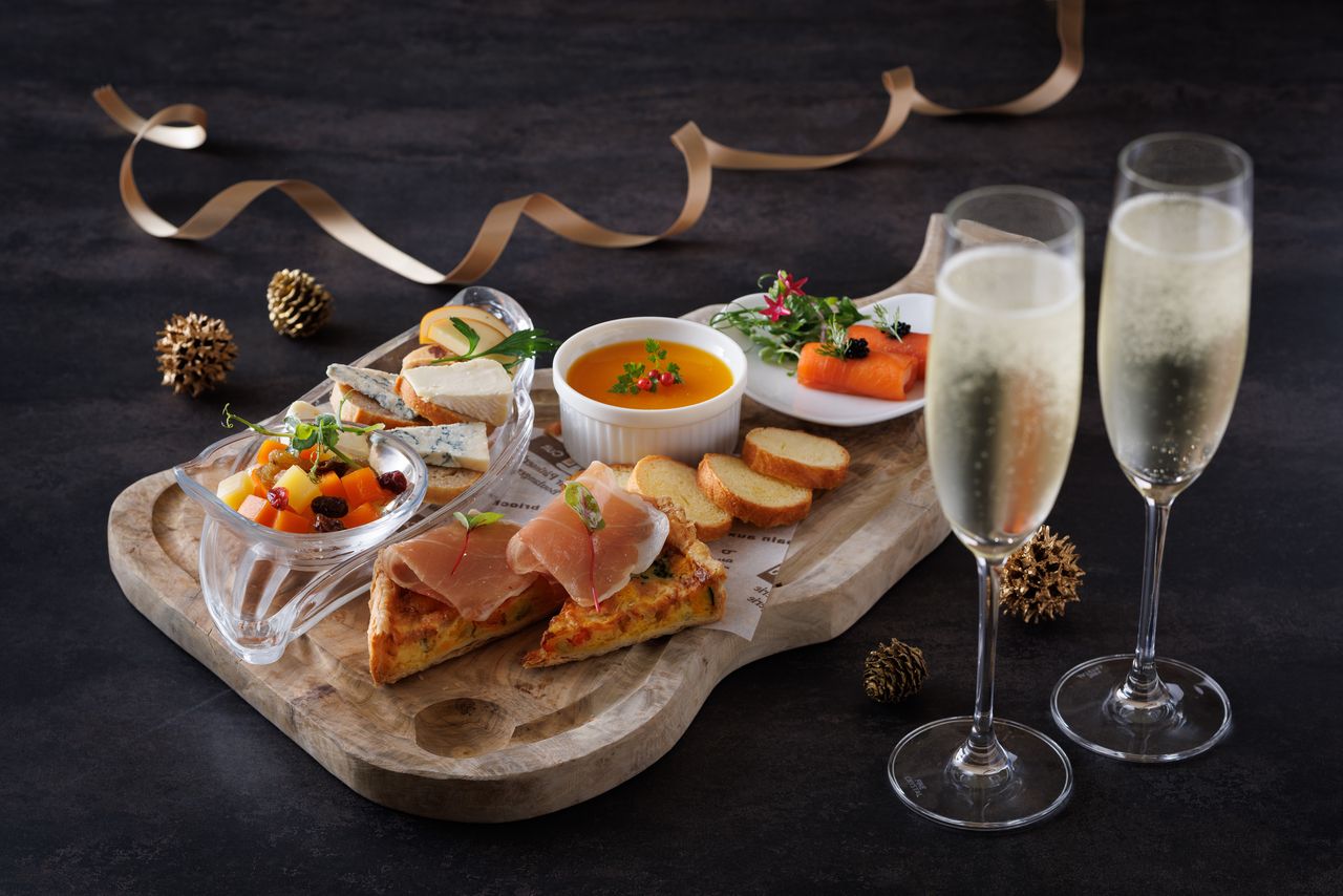 Dec 20–Dec 25 — Christmas limited-time offer: hors d'oeuvres & a glass of sparkling wine included