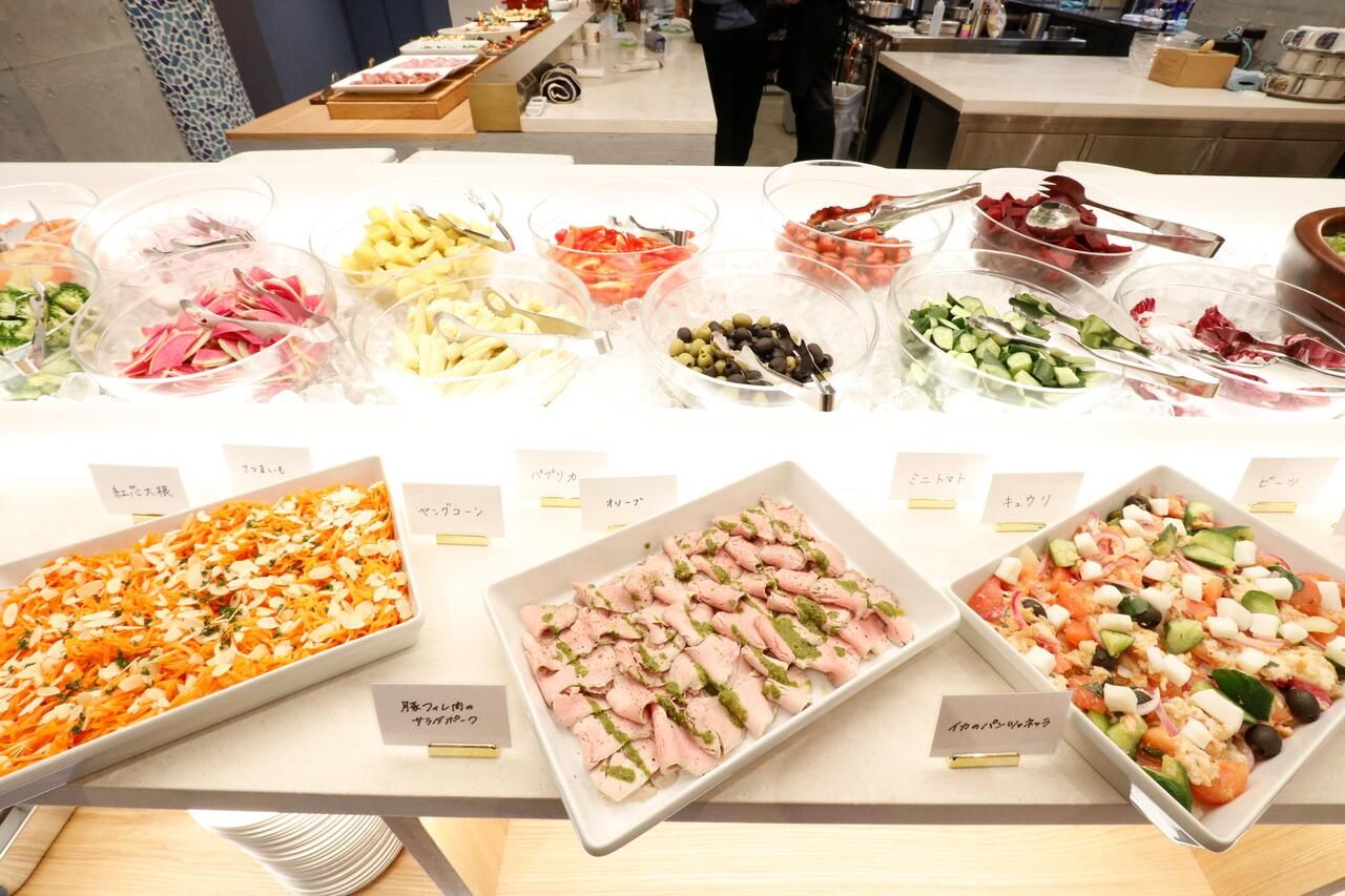 【土日祝日ランチビュッフェ】＋選べるメインディッシュ（ピンチョスや立川野菜など20種類以上食べ放題）＋スペインワインや国産ハーブティー飲み放題 