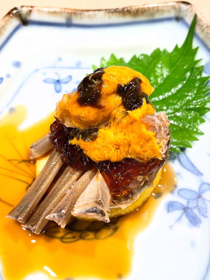 期間限定上海蟹(メス蟹)の季節到来！上海蟹の紹興酒漬け、上海蟹の甲羅詰め蒸籠蒸し。彩り豊かな前菜盛り合わせや林SPFポークの焼豚。お花のブーケのように包む北京ダックなど蓮華を満喫。