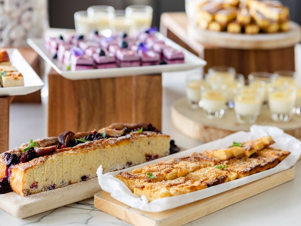 [Unlimited time lunch buffet on weekends and holidays] Choose your main course, enjoy a wide variety of desserts, and enjoy free drinks including Kobe tea