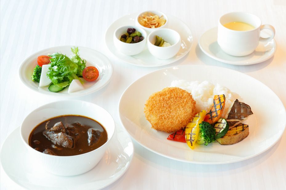 Special Weekday Lunch (À la carte menu) 2500 yen