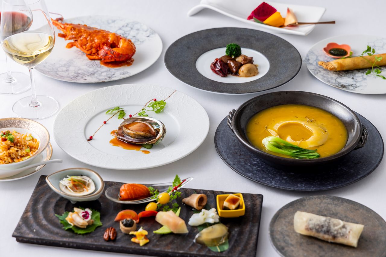 ＜Goku-Aki Course＞ Nine premium dishes from Ginza Shichihō, including Kuroge Wagyu aromatic stir-fry, domestic yoshikiri-same whole braised shark fin (fukahire), spiny lobster (ise-ebi), and autumn seasonal specialties.