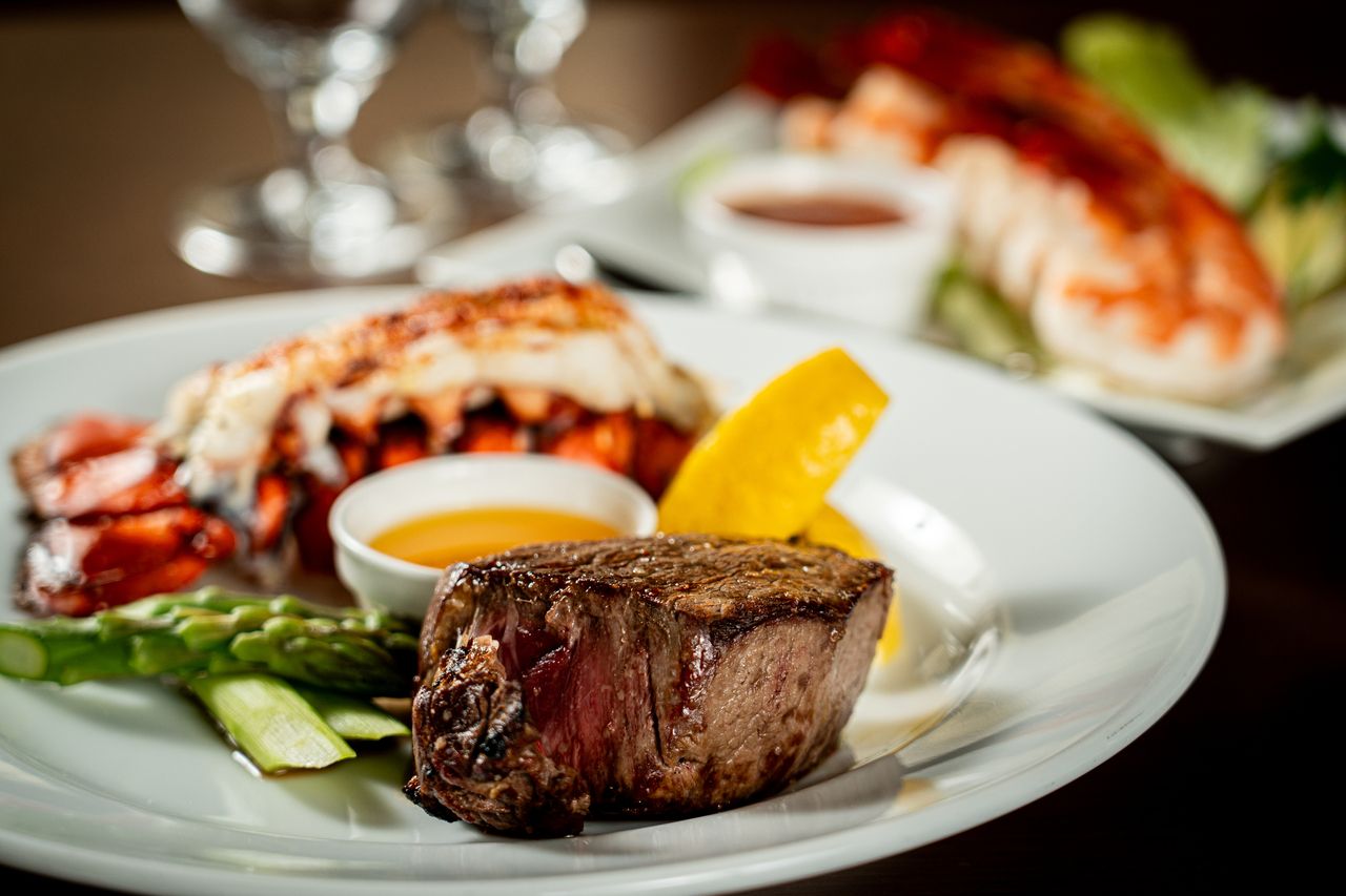 [ອາຫານທ່ຽງ] Surf & Turf Course: USDA PRIME filet steak and lobster platter, appetizer, and dessert of the day, ມີທັງໝົດ 7 ອາຫານ.