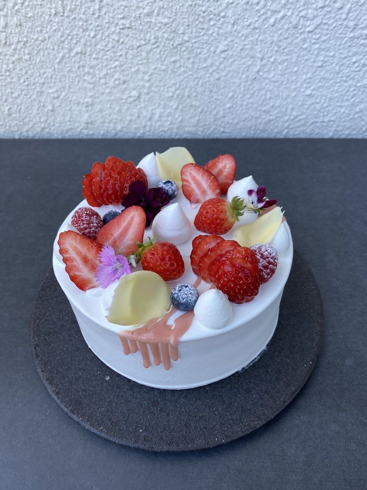 Seasonal decorated cake 18cm