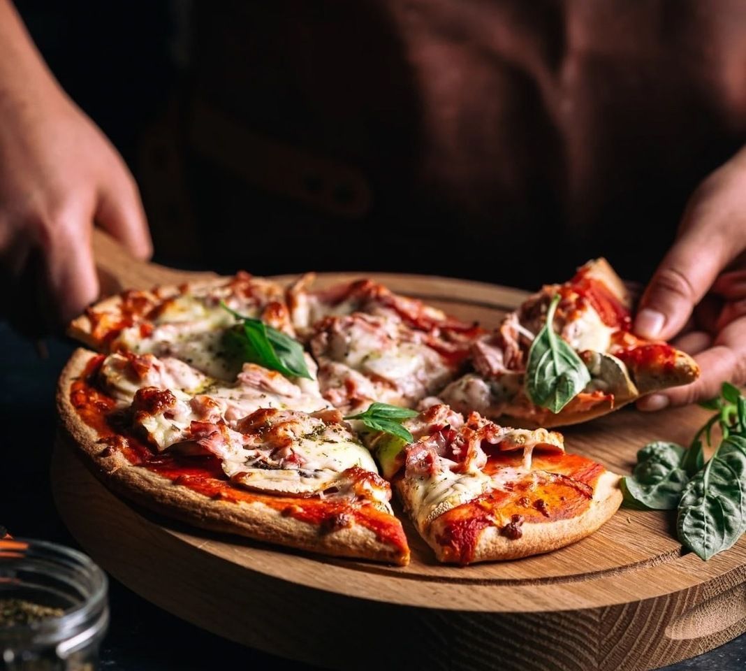 僅限平日晚餐 [休閒套餐] 超值套餐，包含一杯吐司飲料和我們最受歡迎的烤箱烘焙披薩。