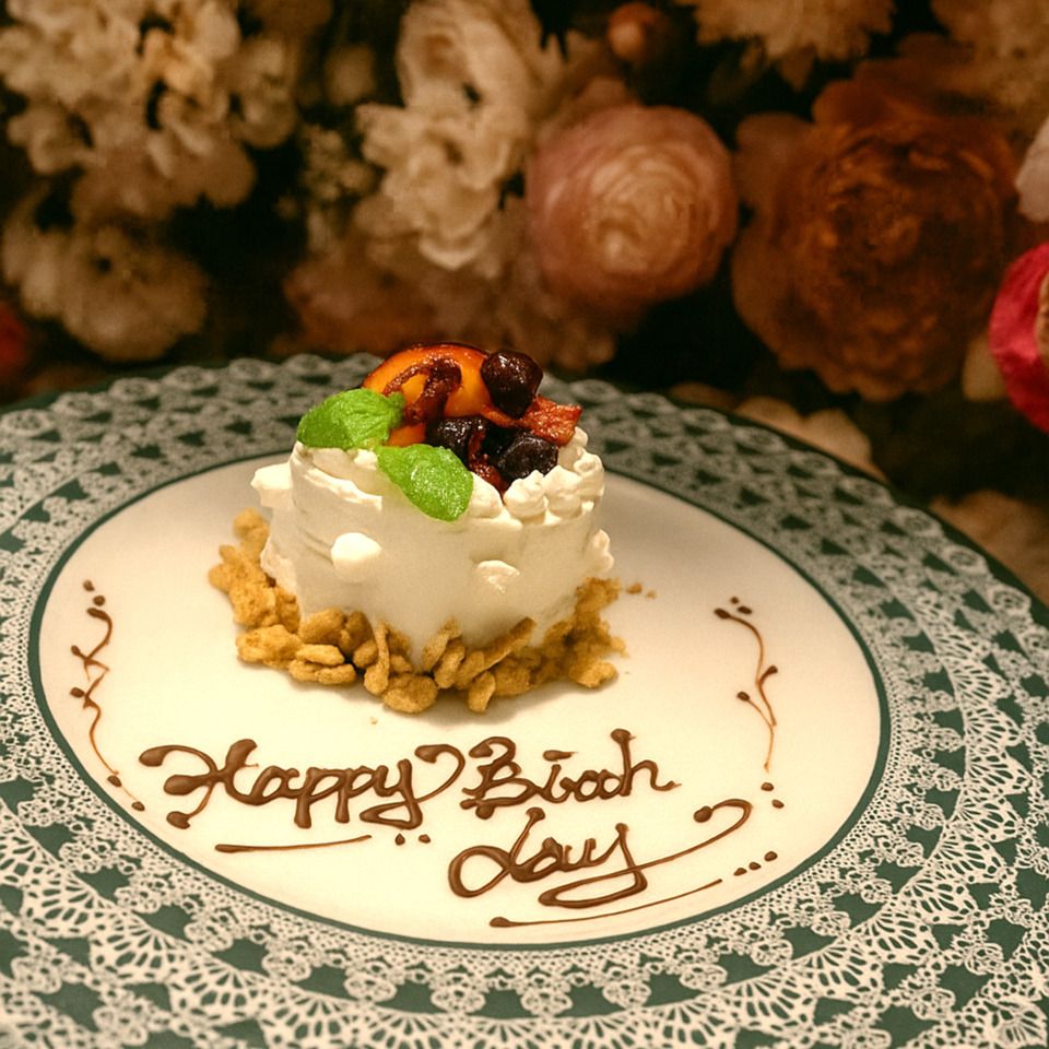 【轻松周年纪念】周年纪念蛋糕，附赠4项特别福利！10道菜和6份套餐，包括“烤鸡腿和香辣炒虾”（2人或以上适用）