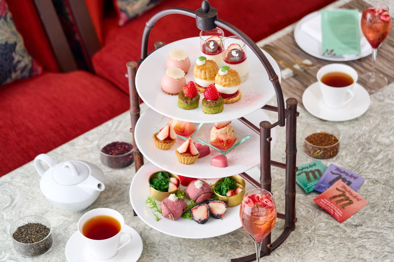 10% OFF [Strawberry Afternoon Tea] + 90 Minutes Free Flow Drinks