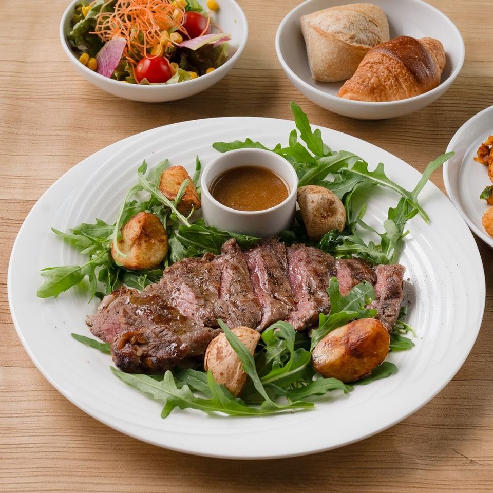 [Buffet + Sirloin Steak] An all-you-can-eat Italian buffet with antipasto and hearty steaks