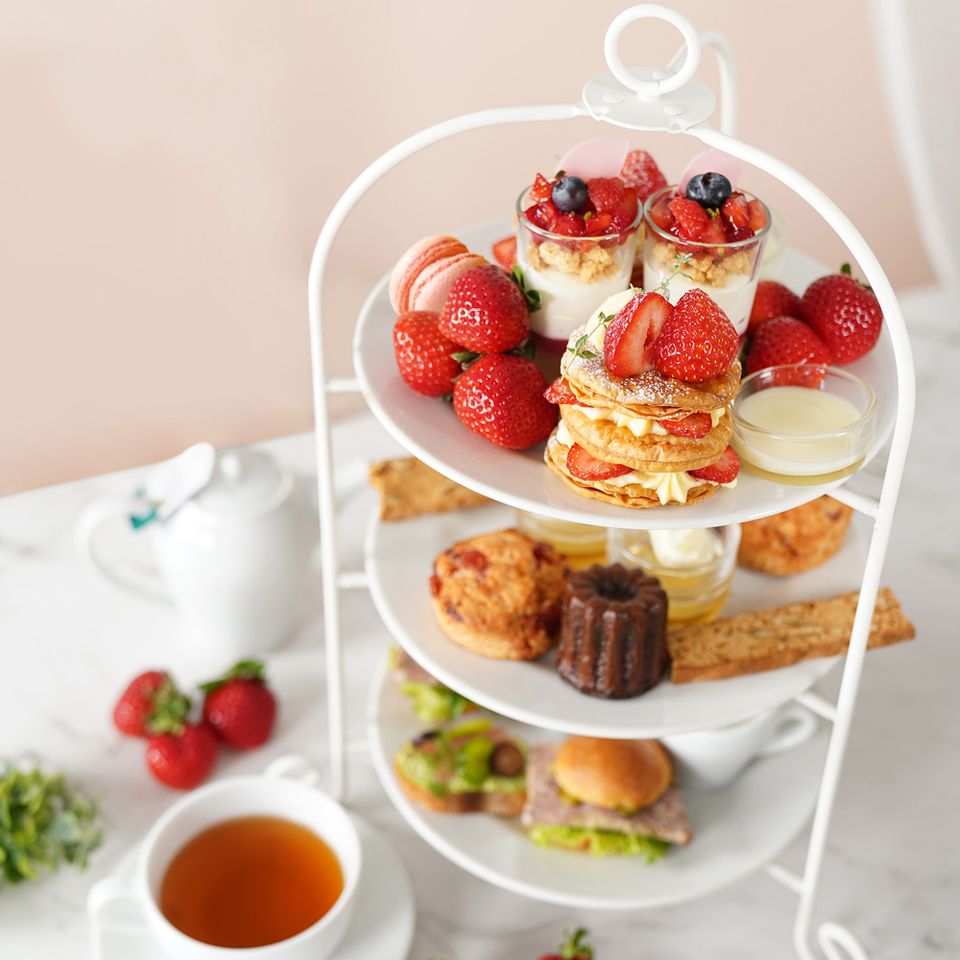 [Amaou Strawberry Afternoon Tea] Homemade scones and Ronnefeldt tea