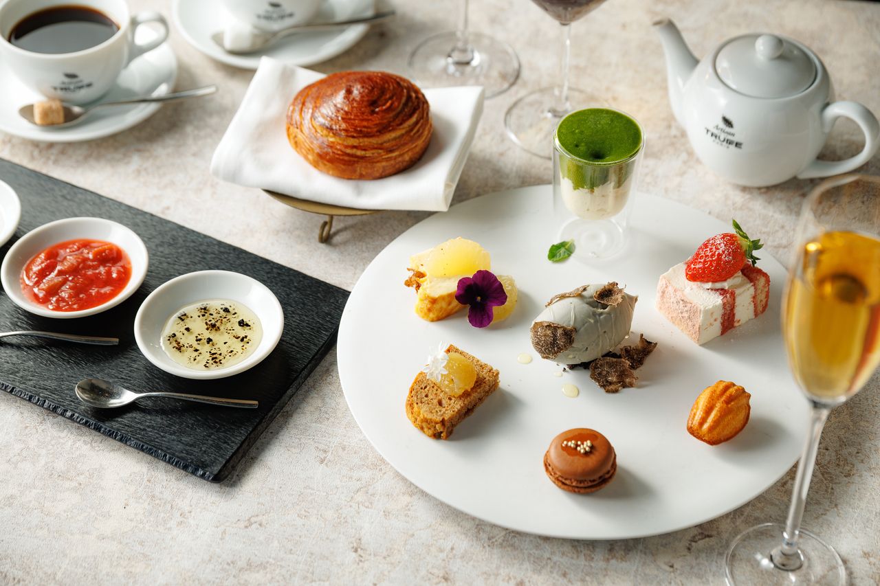 【Un coeur noir】　トリュフ香るデザート含む８種のデザートプレート・カフェフリーセット