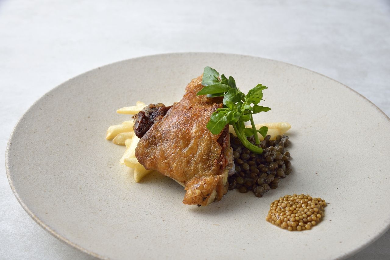 【午餐】標準套餐：4道菜，包括特色菜「熟成牛肉漢堡牛排」、餐前小點和繽紛沙拉