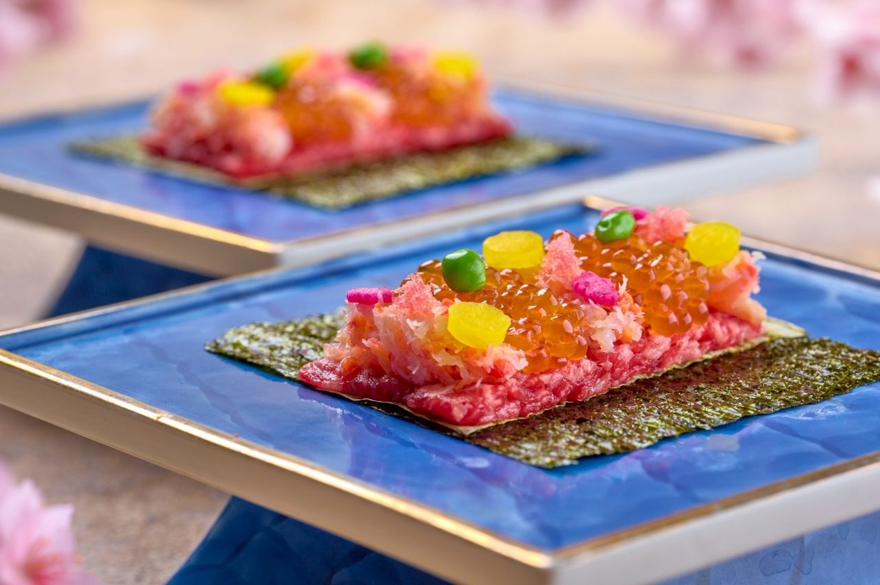 個室確約 【姉妹店 銀座ちかみつ焼肉百名店2025受賞記念コース】「厳選和牛の蟹・いくらバラチラシユッケドッグ」「和牛ヒレのブリオッシュカツサンド」をご提供