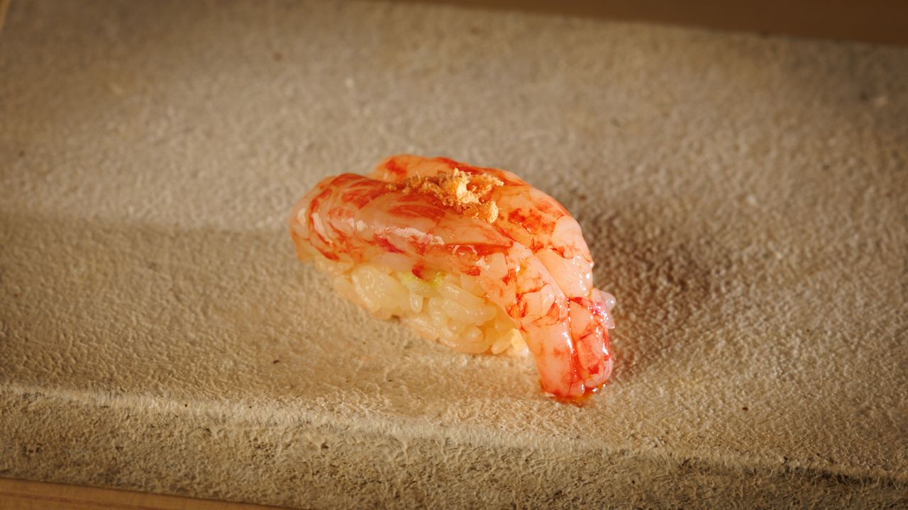 【午餐 - 桌位用餐】12道菜「主廚精選」菜單，包含時令壽司（僅限週日及公眾假期）